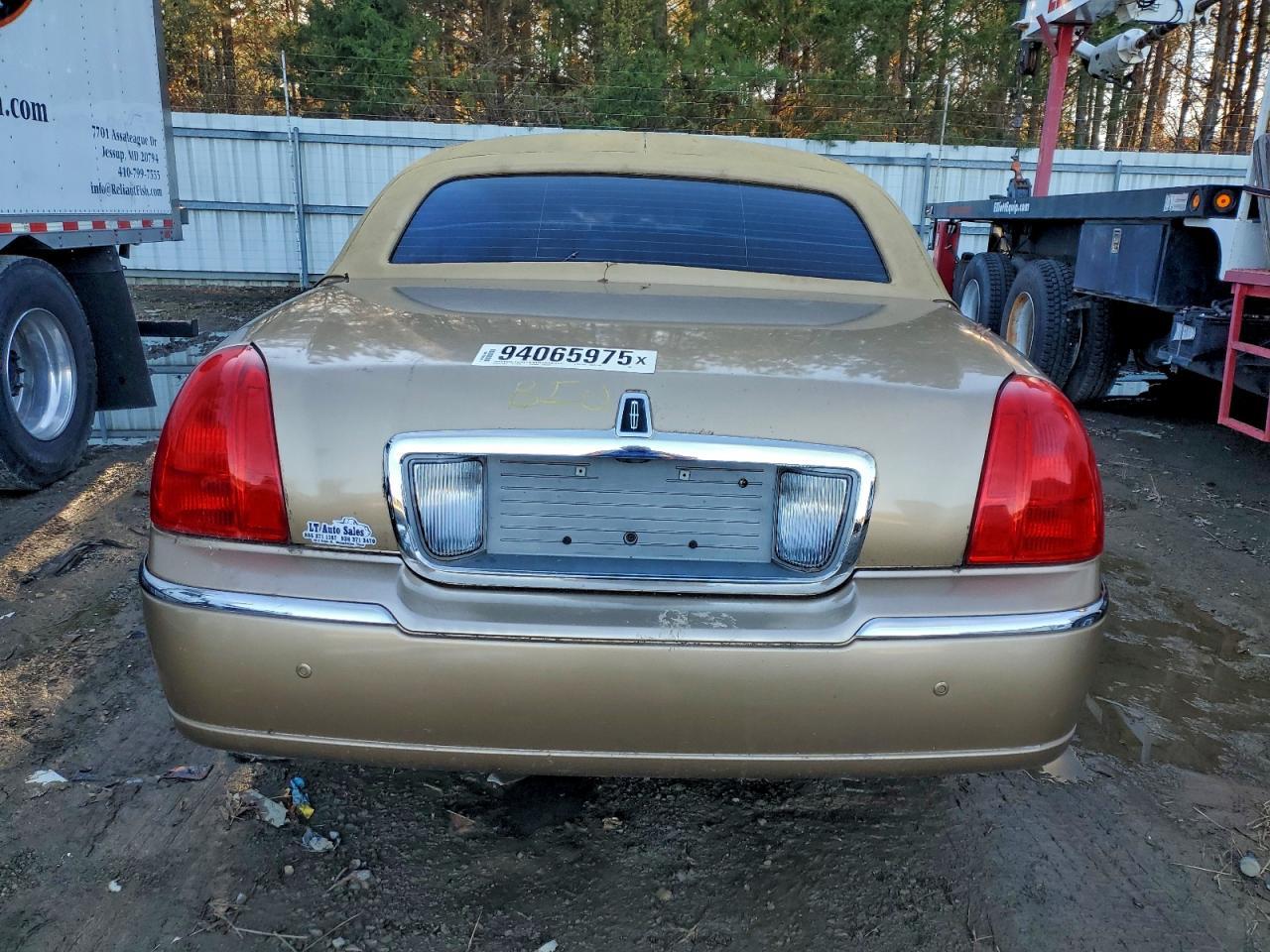 2011 Lincoln Town Car - Фото 6