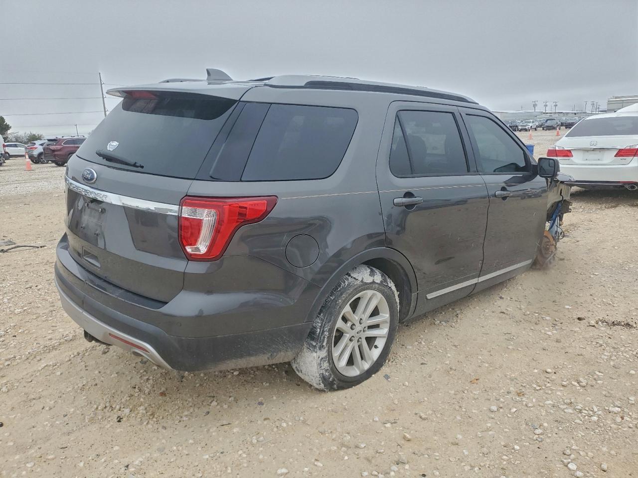 2017 Ford Explorer Xlt - Image 3