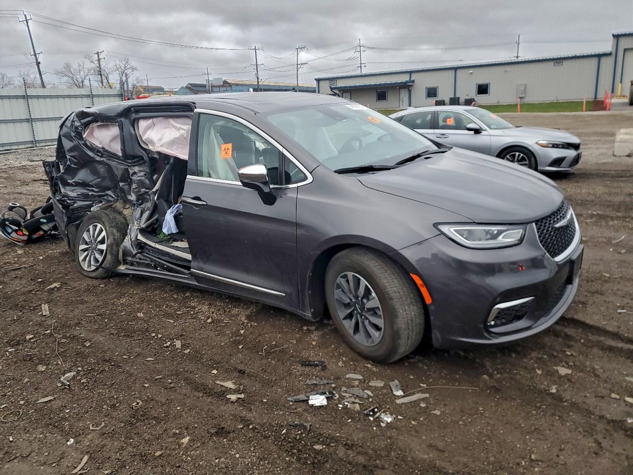 2023 Chrysler Pacifica Hybrid Limited - Image 4