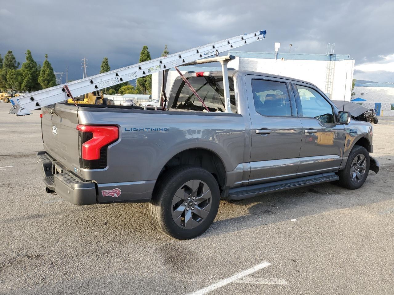 2024 Ford F150 Lightning Xlt - Фото 3