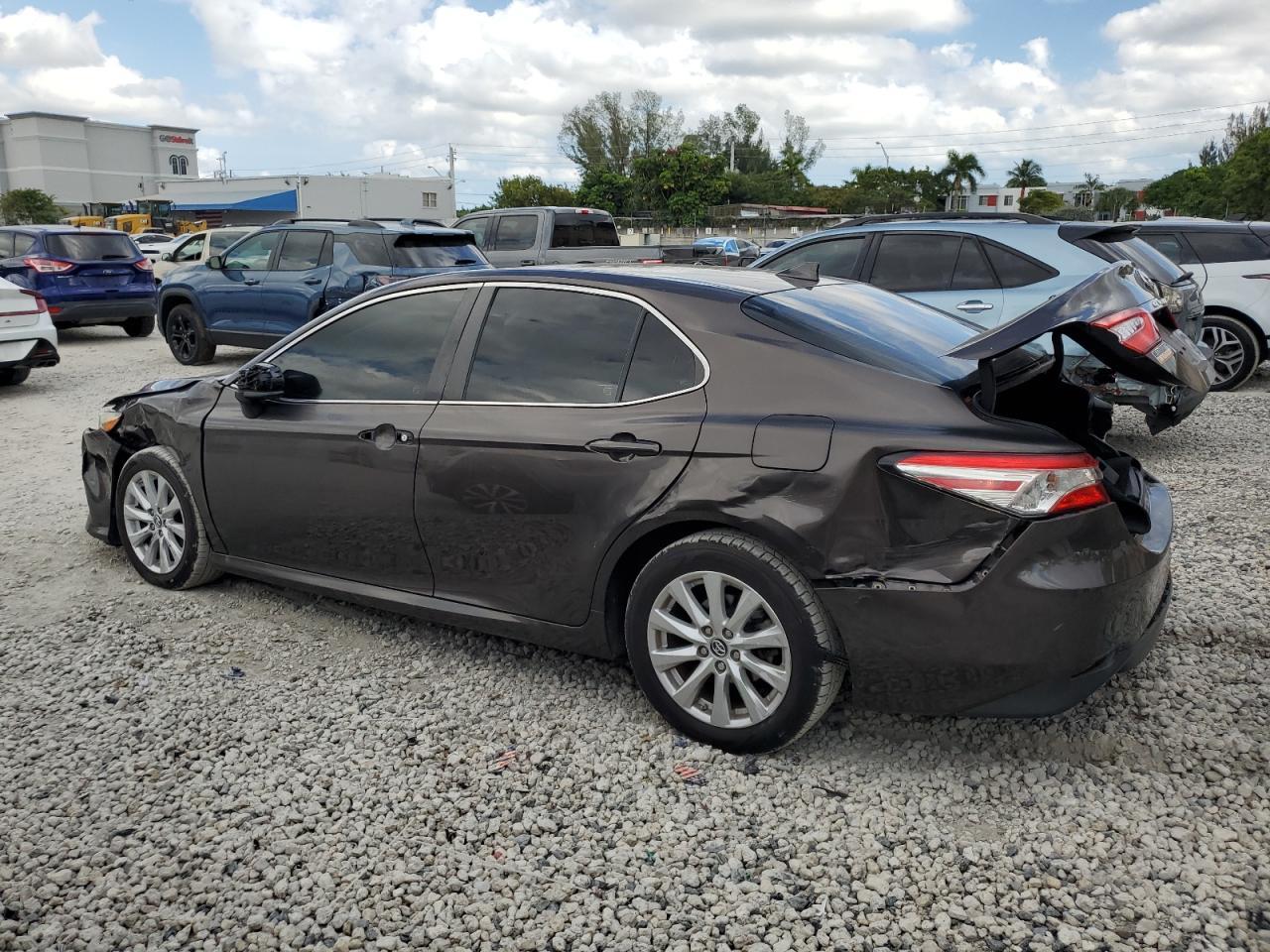 2019 Toyota Camry L - Фото 2