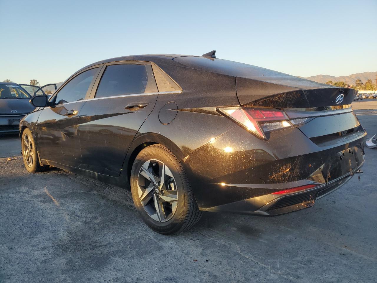 2022 Hyundai Elantra Limited - Image 2