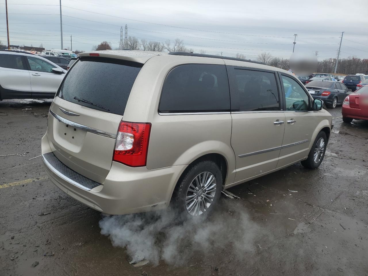 2013 Chrysler Town & Country Touring L - Фото 3