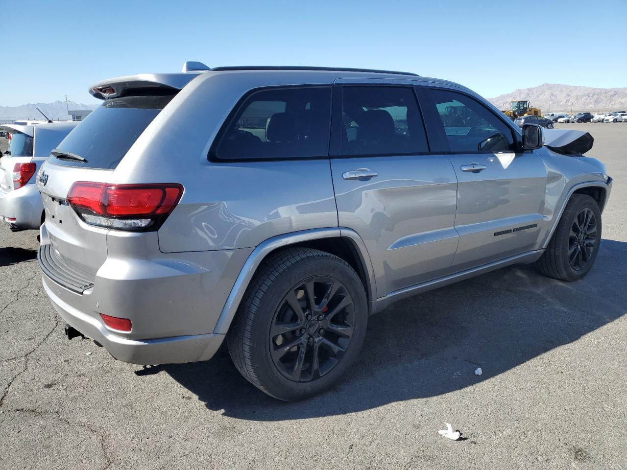 2019 Jeep Grand Cherokee Laredo - Image 3