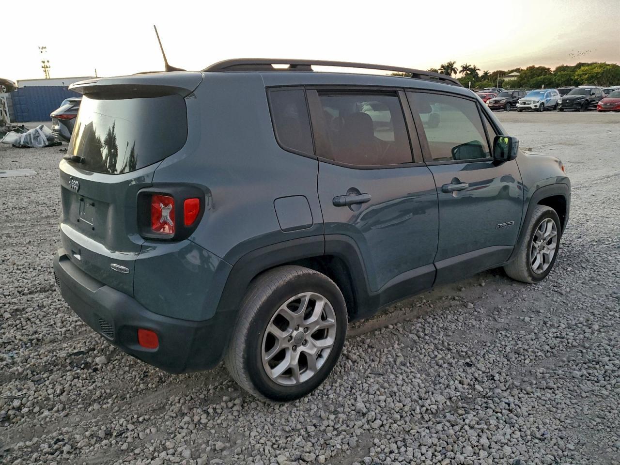 2018 Jeep Renegade Latitude - Image 3