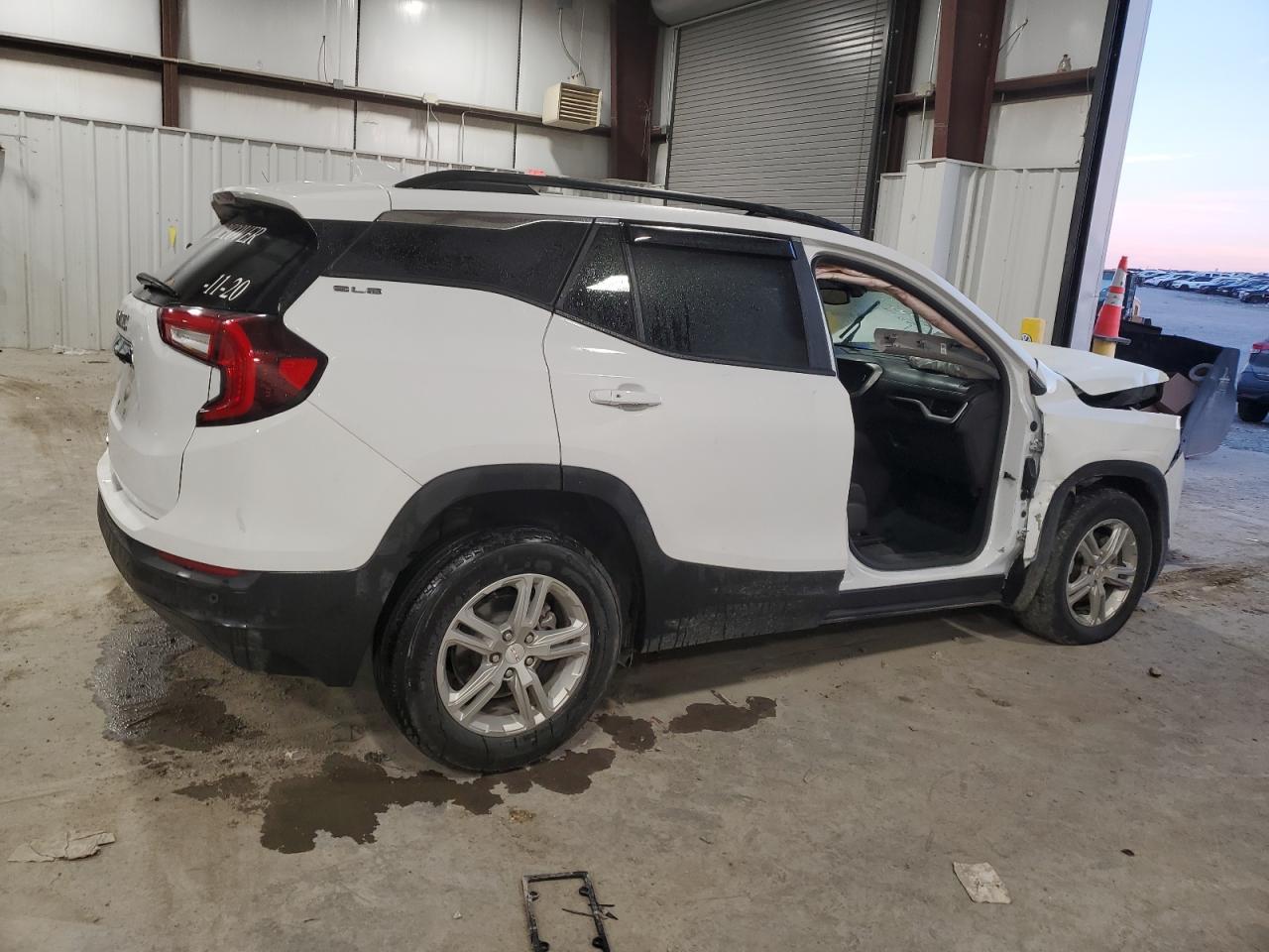 2023 GMC Terrain Sle - Image 3