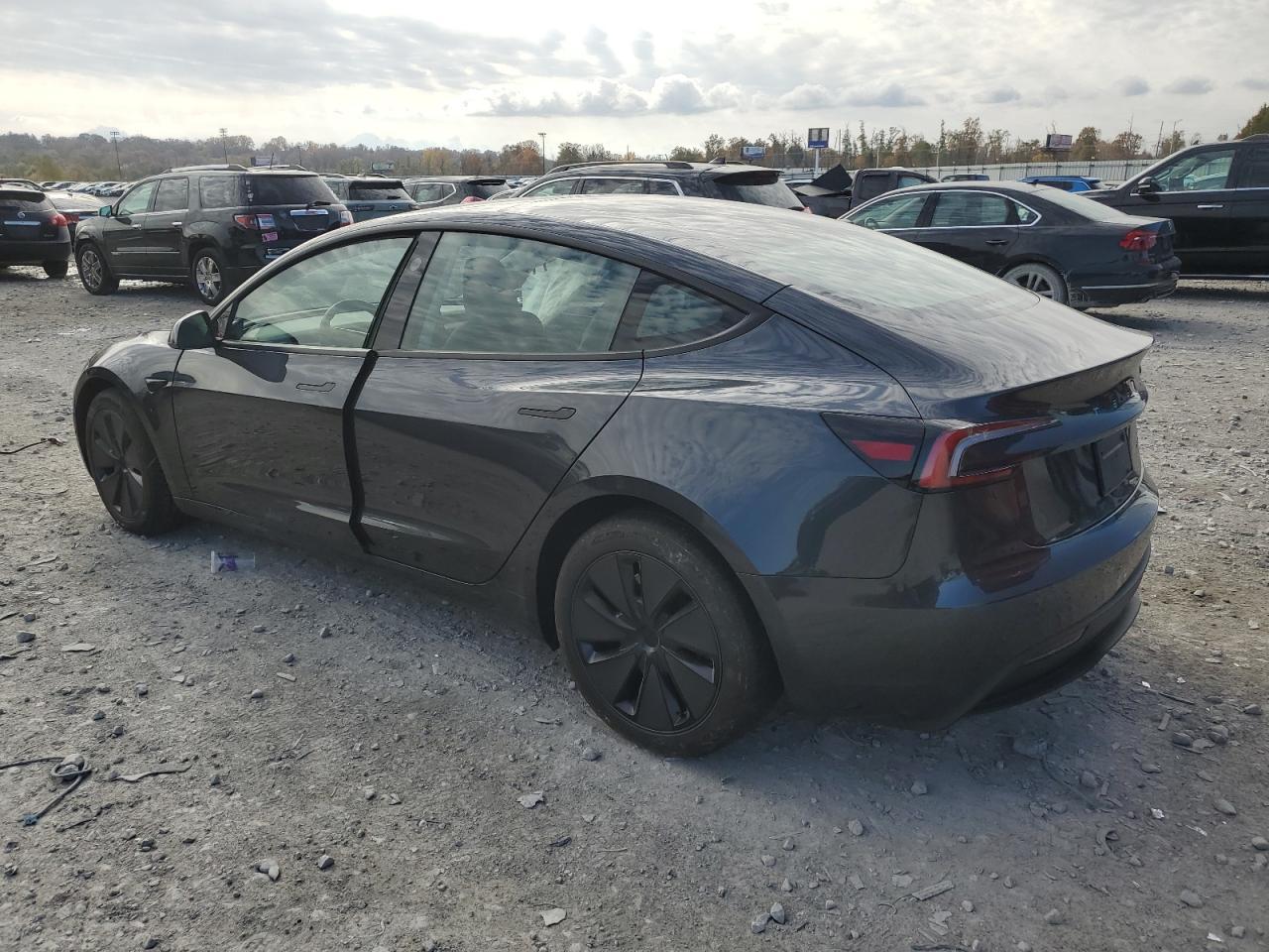 2025 Tesla Model 3 - Фото 2