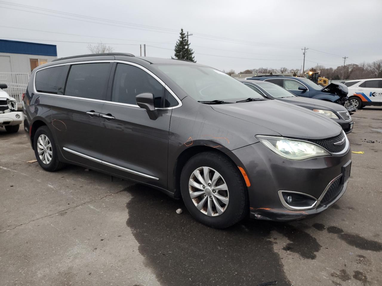 2017 Chrysler Pacifica Touring L - Фото 4
