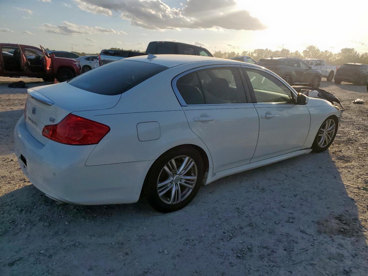 2011 Infiniti G37 Base - Фото 3