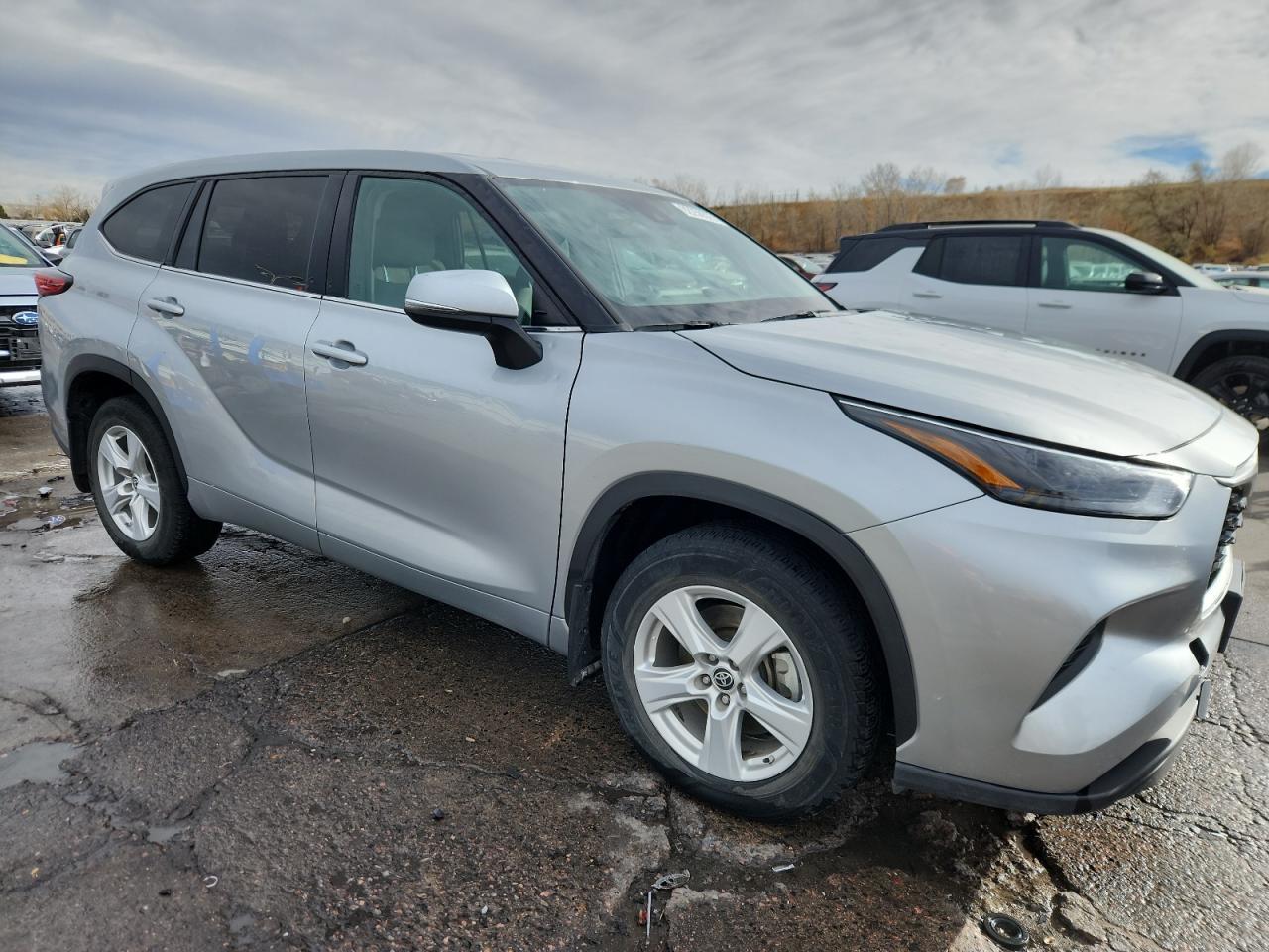 2022 Toyota Highlander L - Image 4
