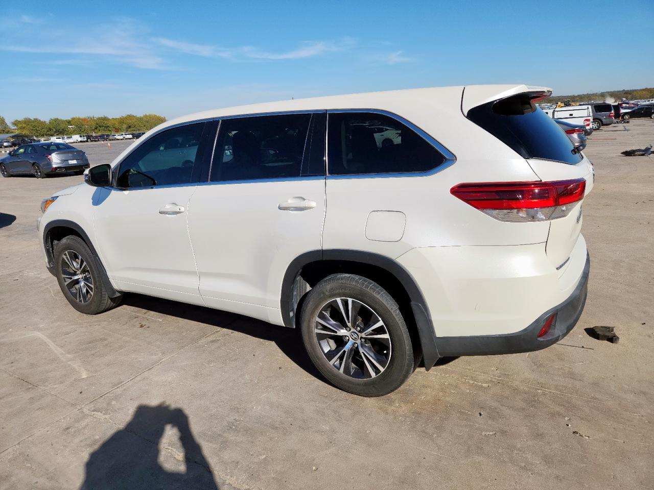 2018 Toyota Highlander Le - Фото 2