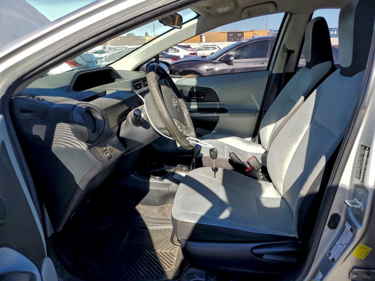 2012 Toyota Prius C One - Фото 7