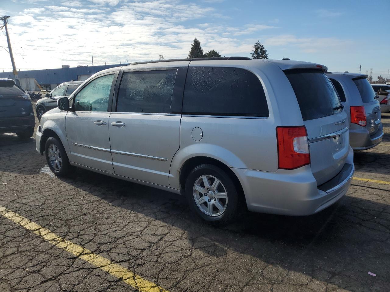 2011 Chrysler Town & Country Touring - Фото 2
