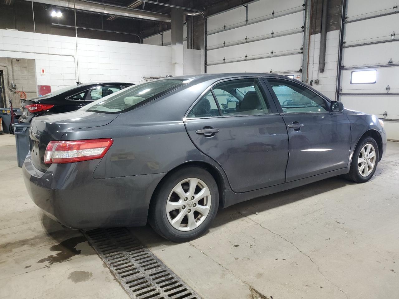 2011 Toyota Camry Base - Фото 3