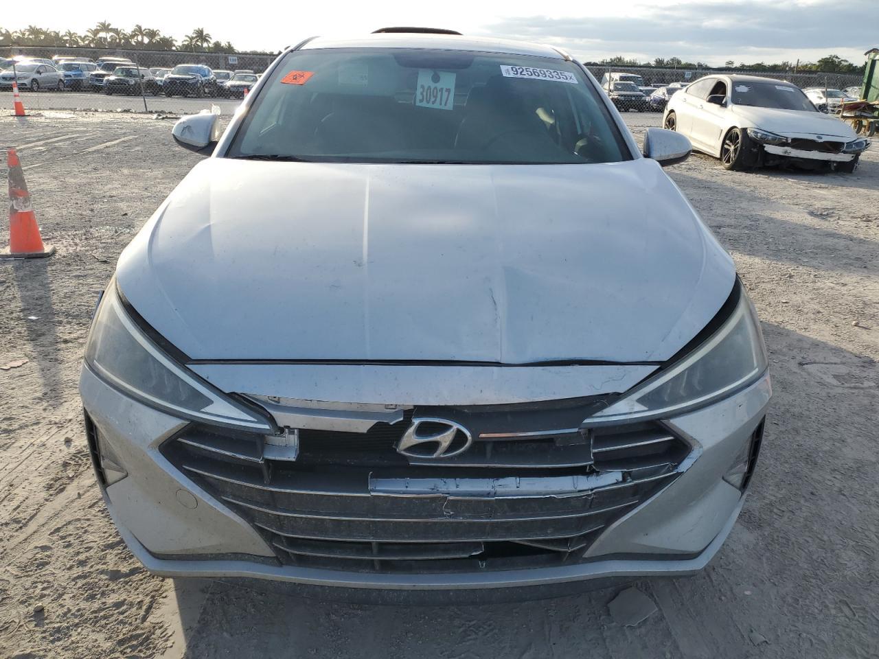 2019 Hyundai Elantra Se - Image 5