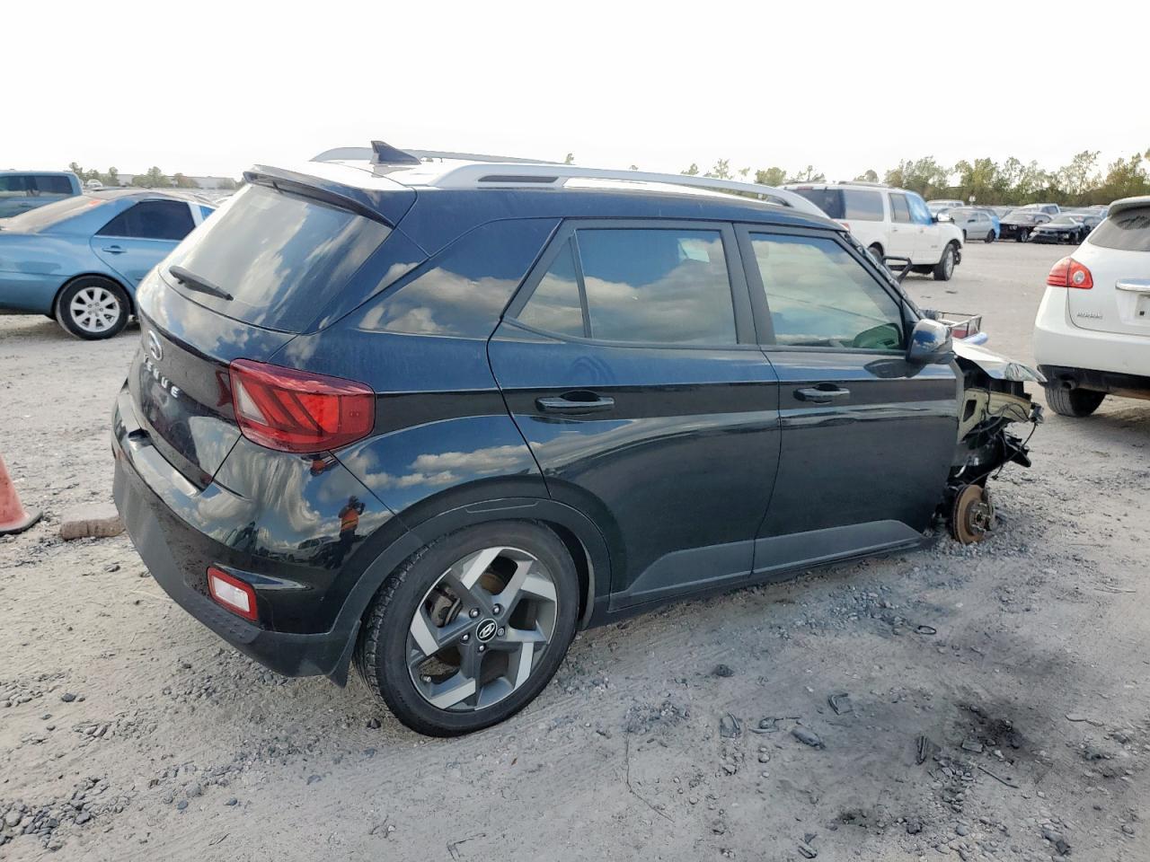 2021 Hyundai Venue Sel - Image 3