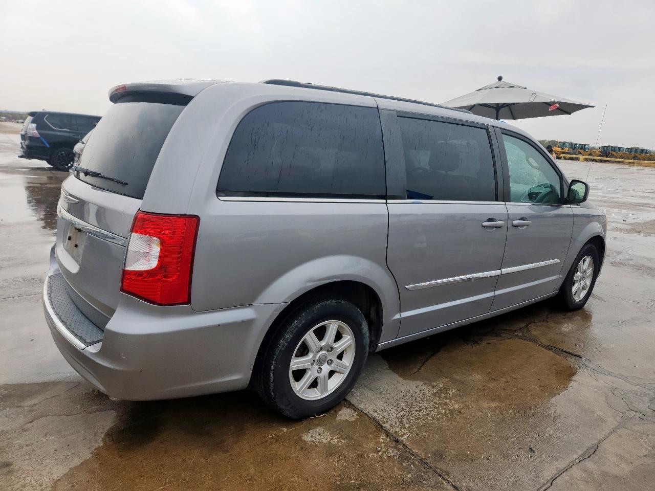 2013 Chrysler Town & Country Touring - Фото 3