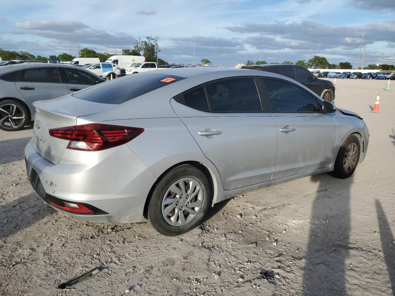 2019 Hyundai Elantra Se - Image 3