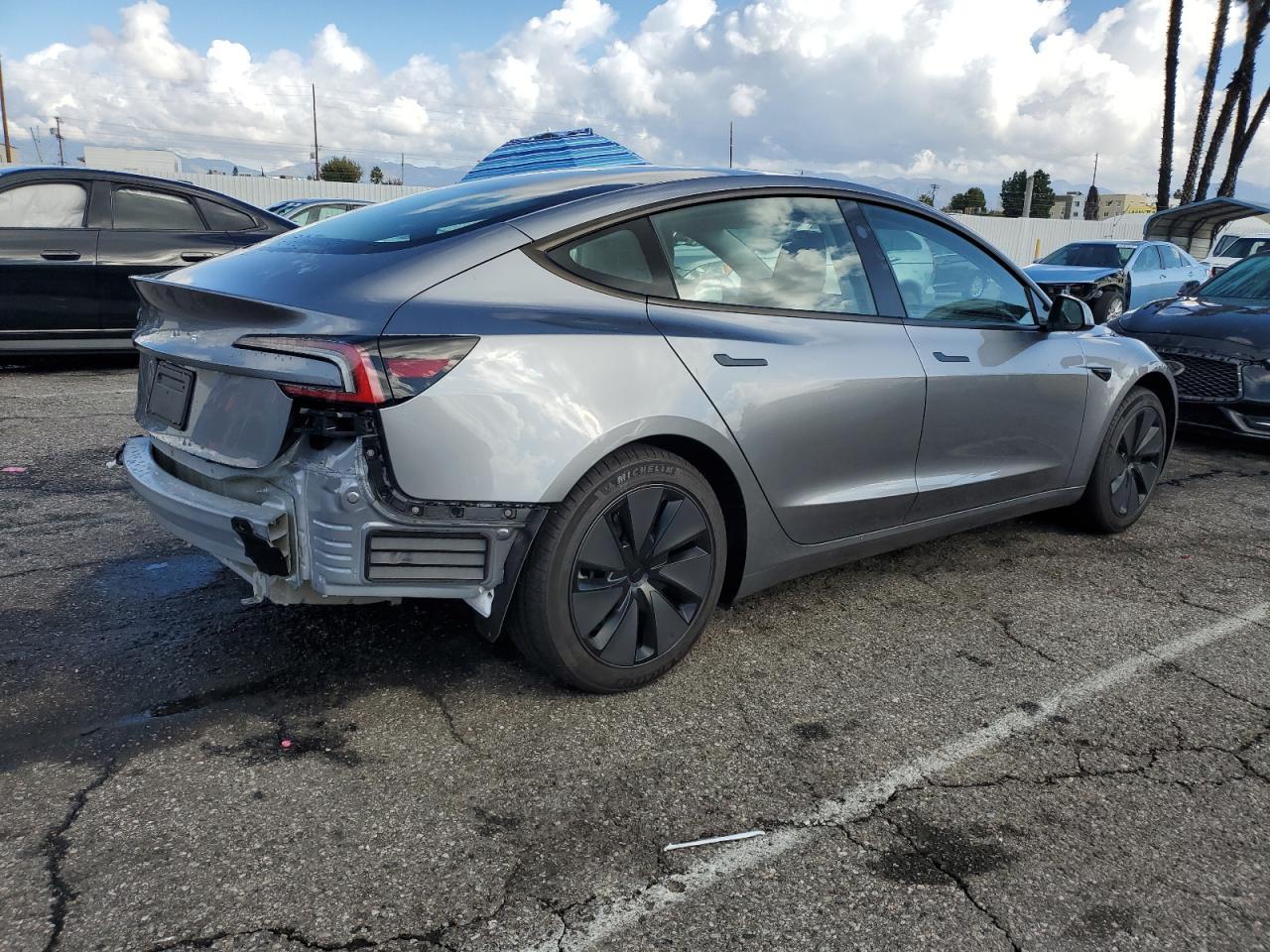2025 Tesla Model 3 - Фото 3