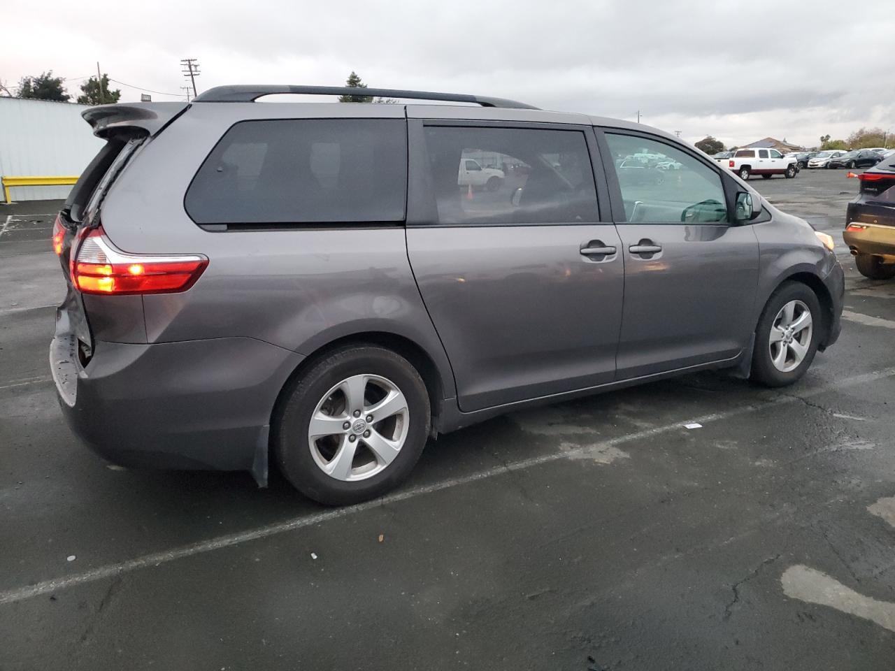 2017 Toyota Sienna Le - Фото 3