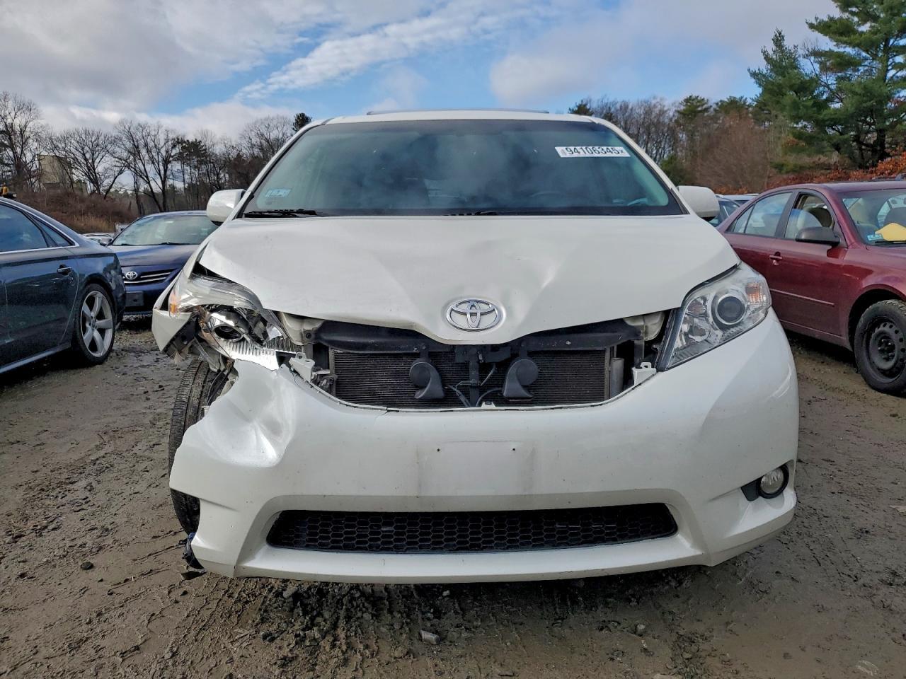 2017 Toyota Sienna Xle 7-Passenger - Image 5