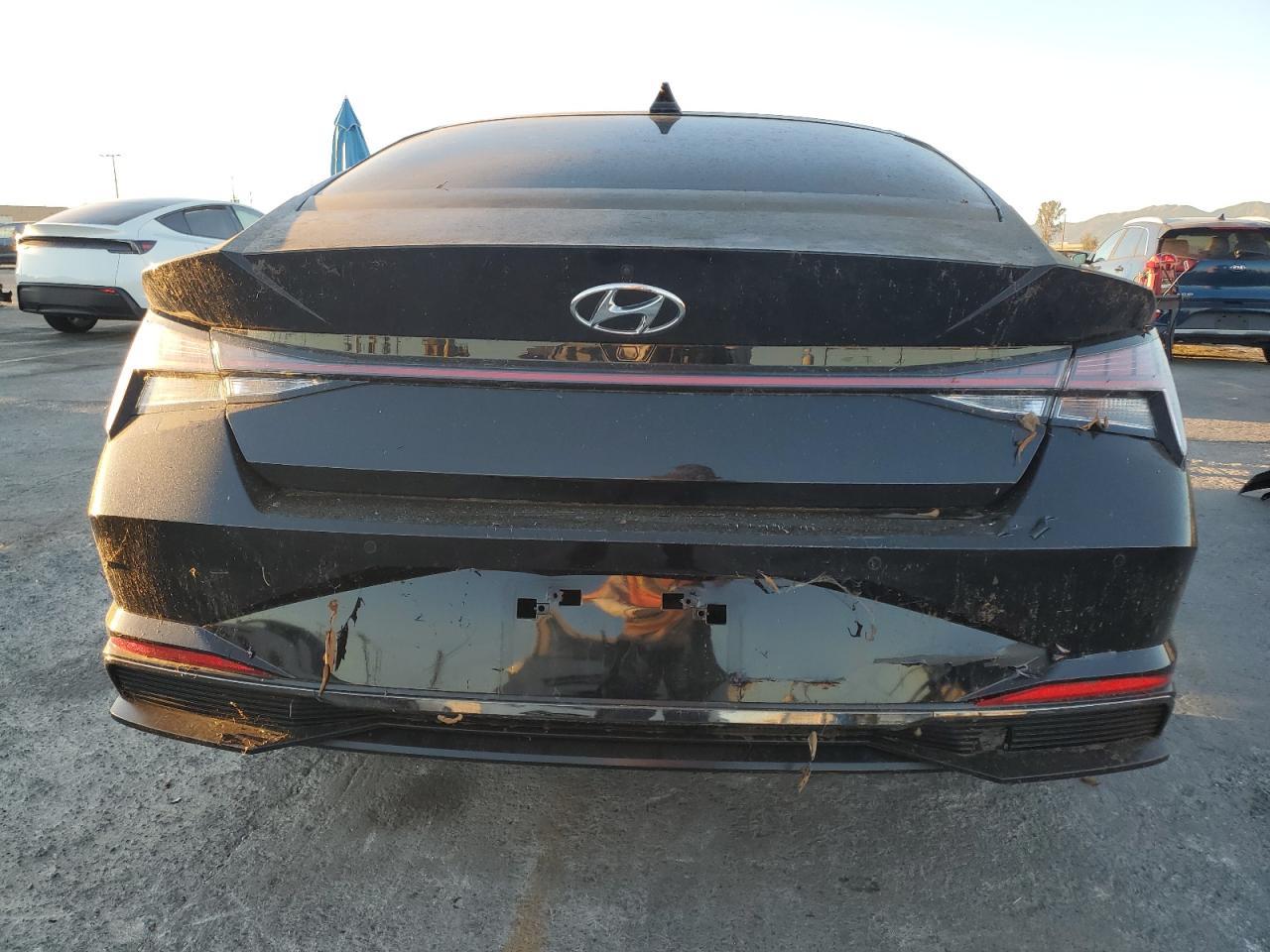 2022 Hyundai Elantra Limited - Image 6