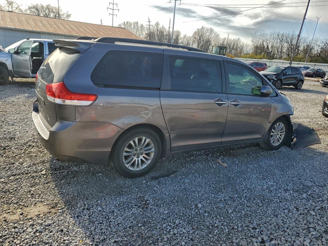 2011 Toyota Sienna Xle - Фото 3