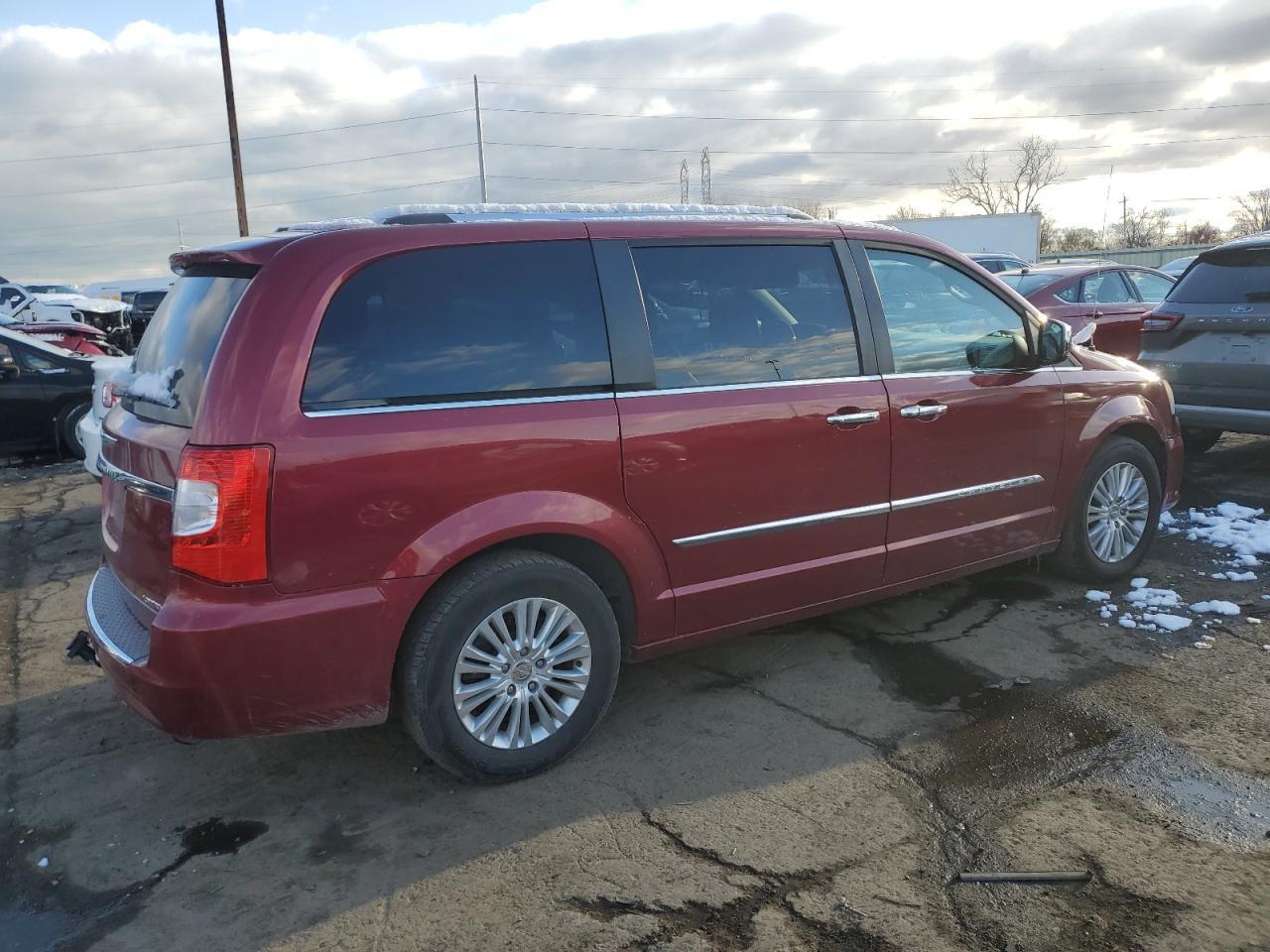 2012 Chrysler Town & Country Limited - Фото 3