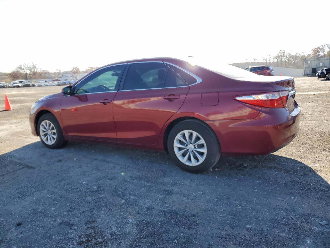 2016 Toyota Camry Le - Фото 2