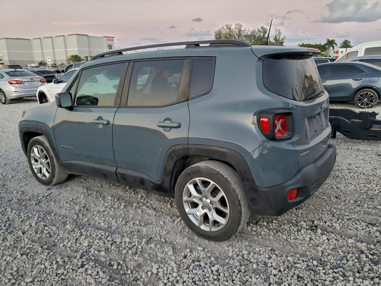 2018 Jeep Renegade Latitude - Image 2