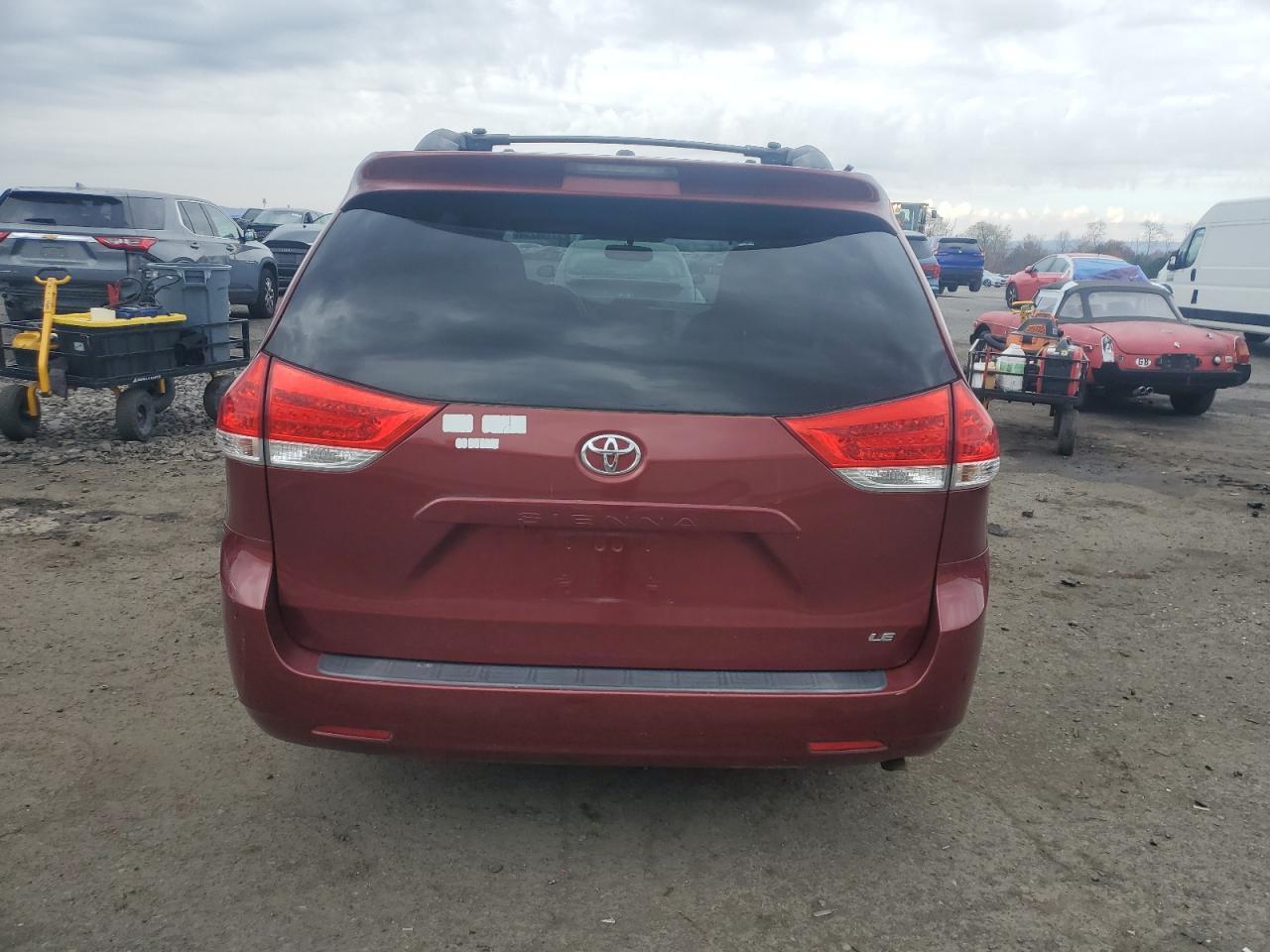 2011 Toyota Sienna Le - Фото 6