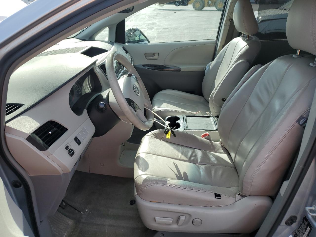 2014 Toyota Sienna Le 8-Passenger - Image 7