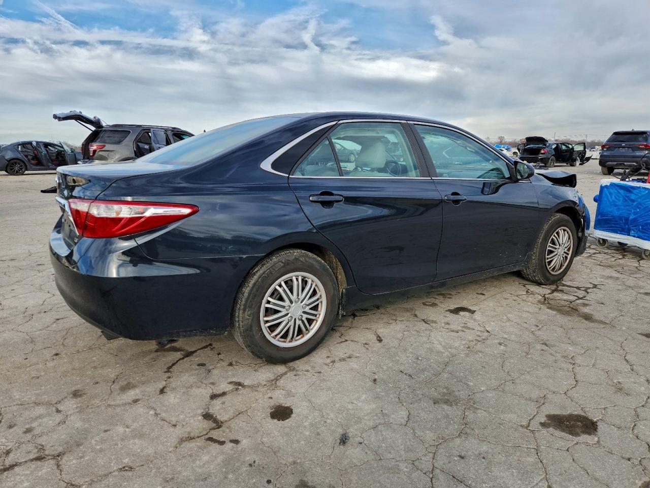 2017 Toyota Camry Le - Фото 3