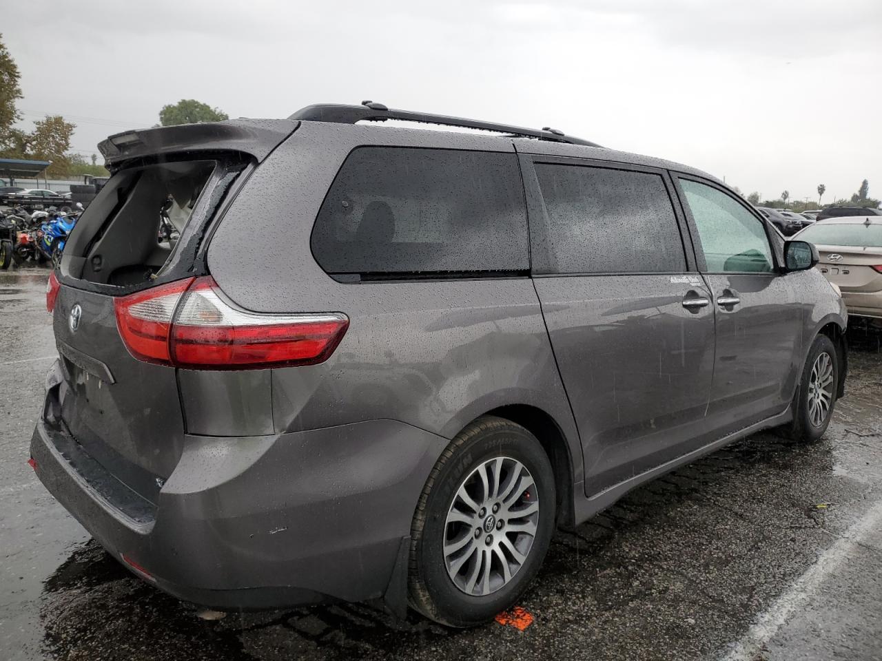 2018 Toyota Sienna Xle - Image 3