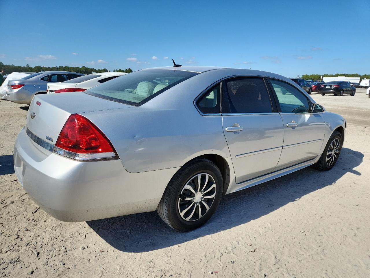 2011 Chevrolet Impala Ls - Фото 3