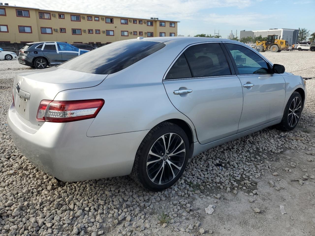 2011 Toyota Camry Le - Image 3