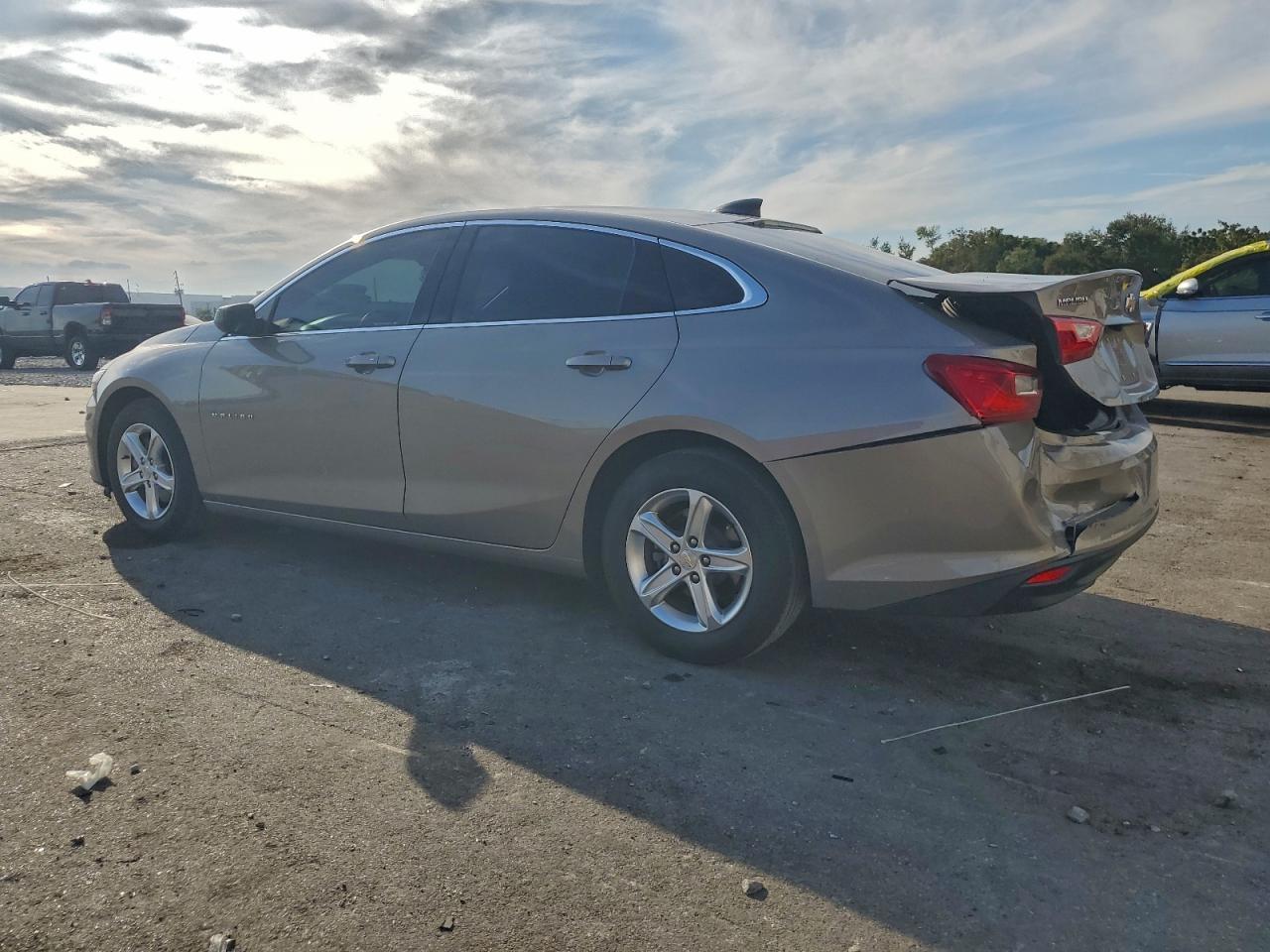 2022 Chevrolet Malibu Ls - Фото 2
