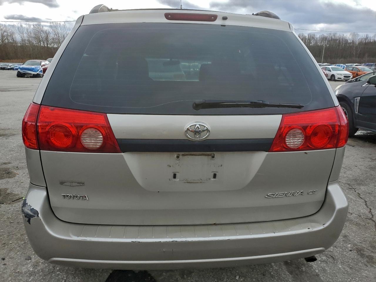 2010 Toyota Sienna Ce - Image 6