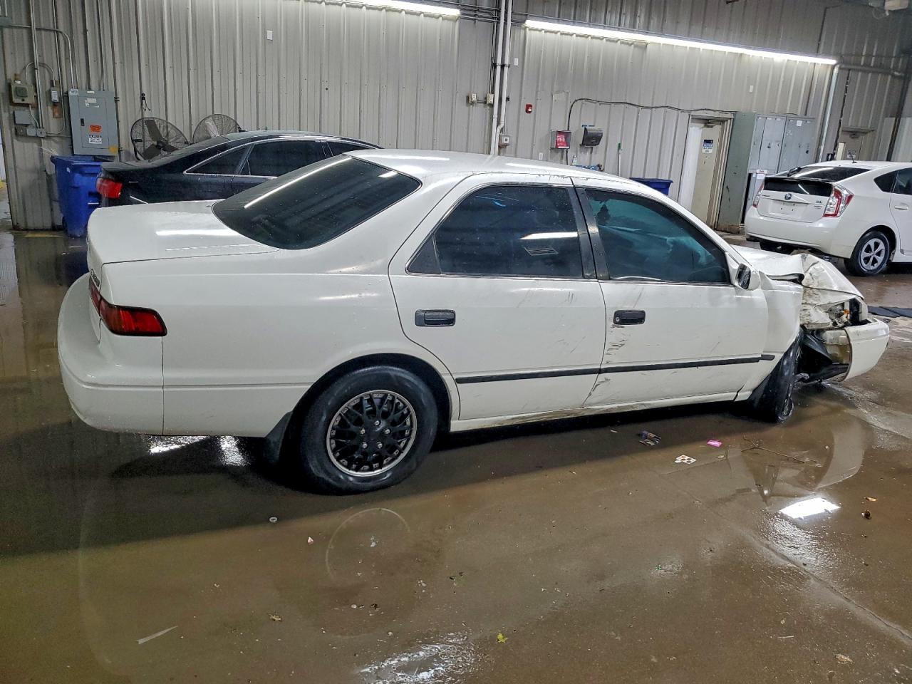 1999 Toyota Camry Le - Image 3