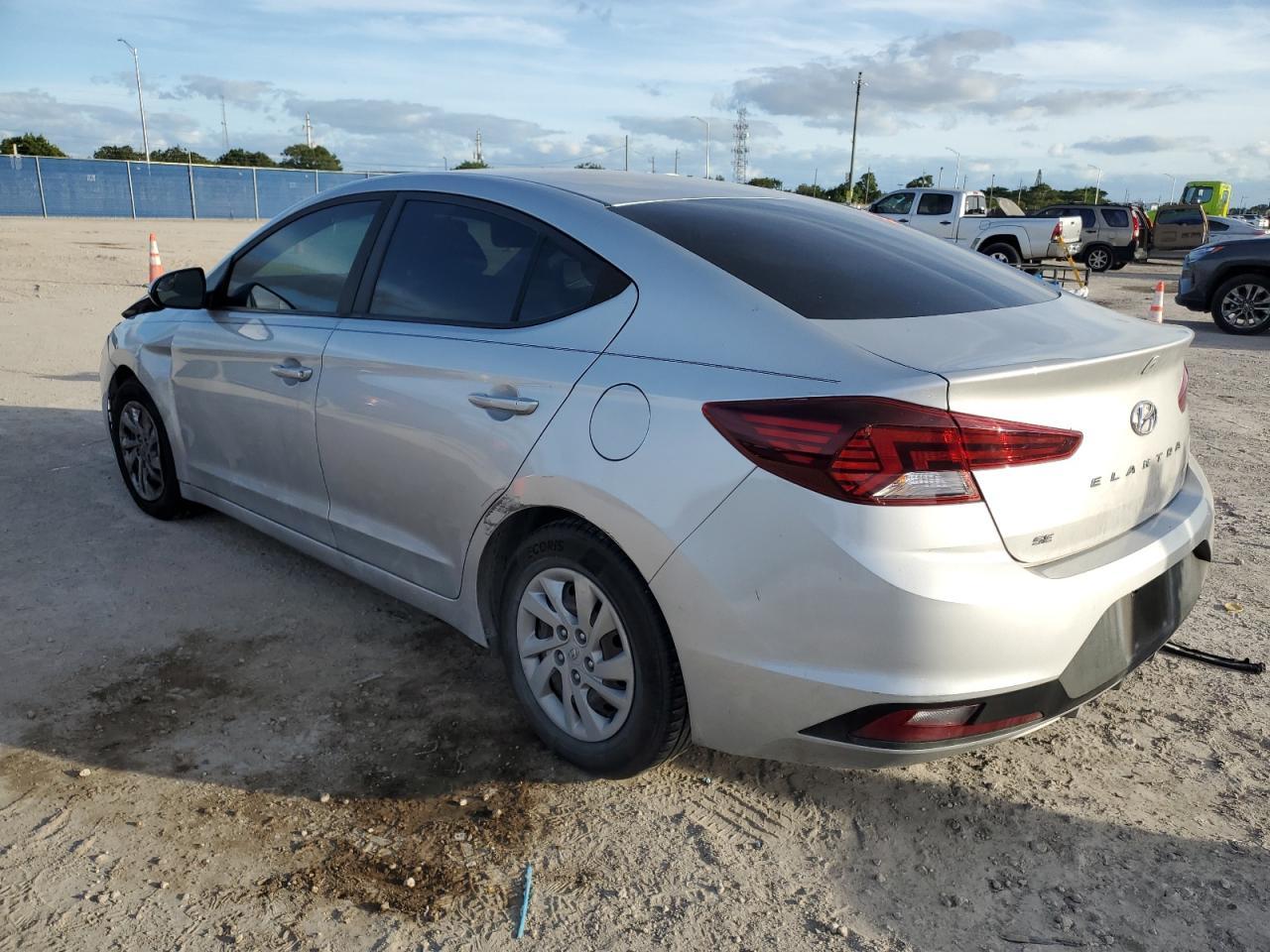 2019 Hyundai Elantra Se - Image 2