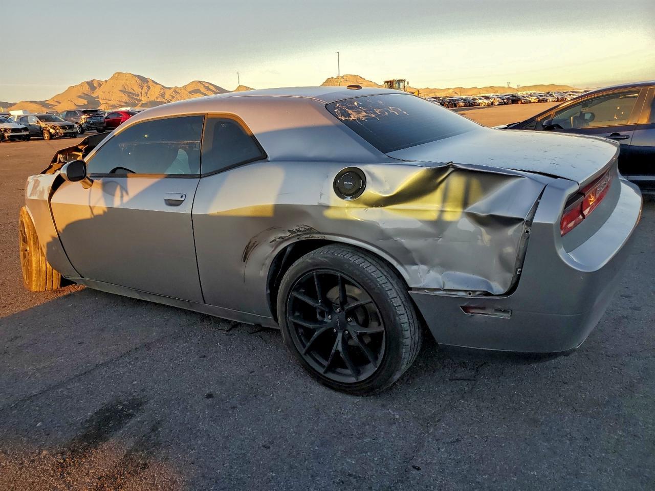 2014 Dodge Challenger Sxt - Image 2