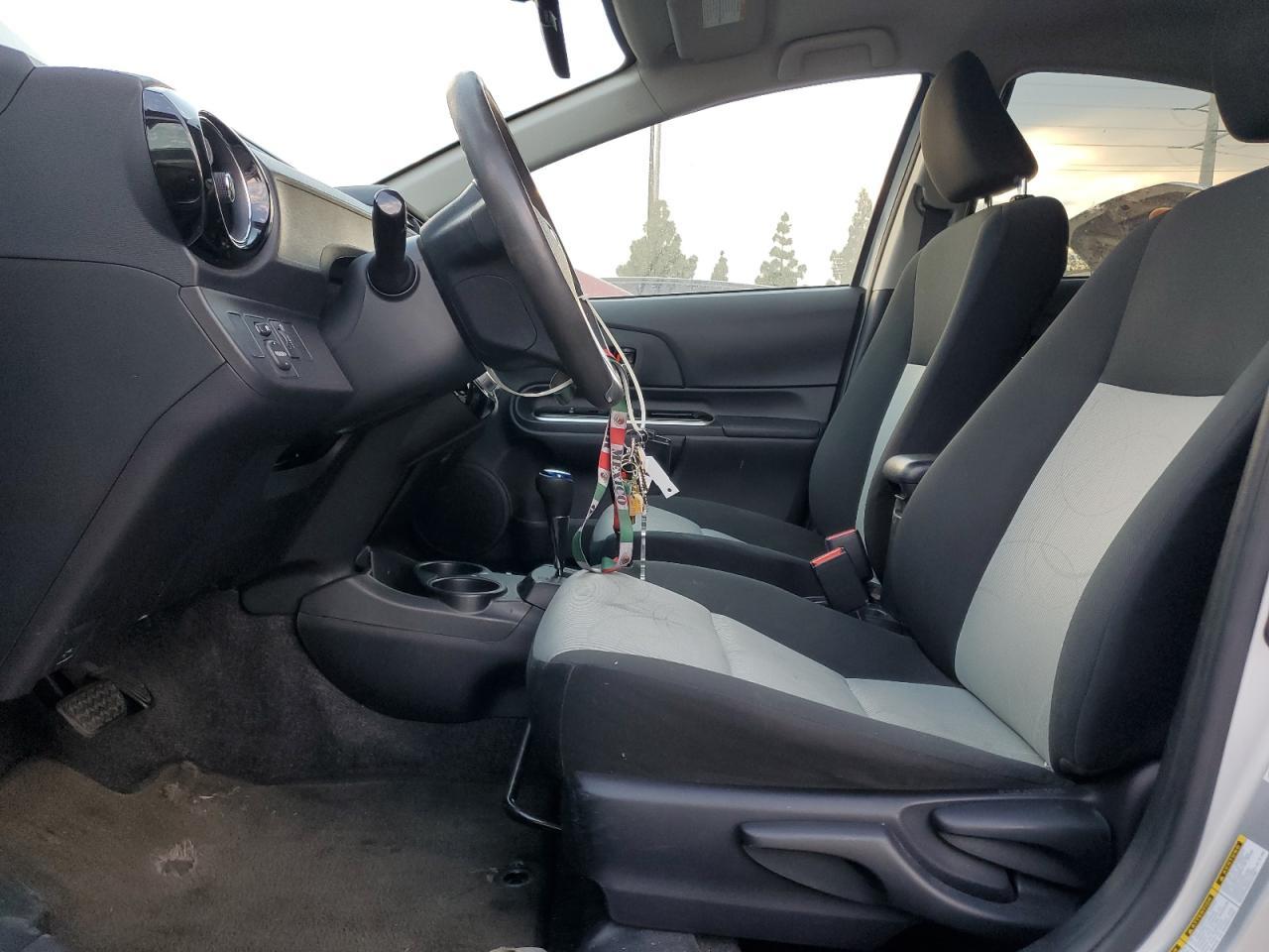 2016 Toyota Prius C - Фото 7