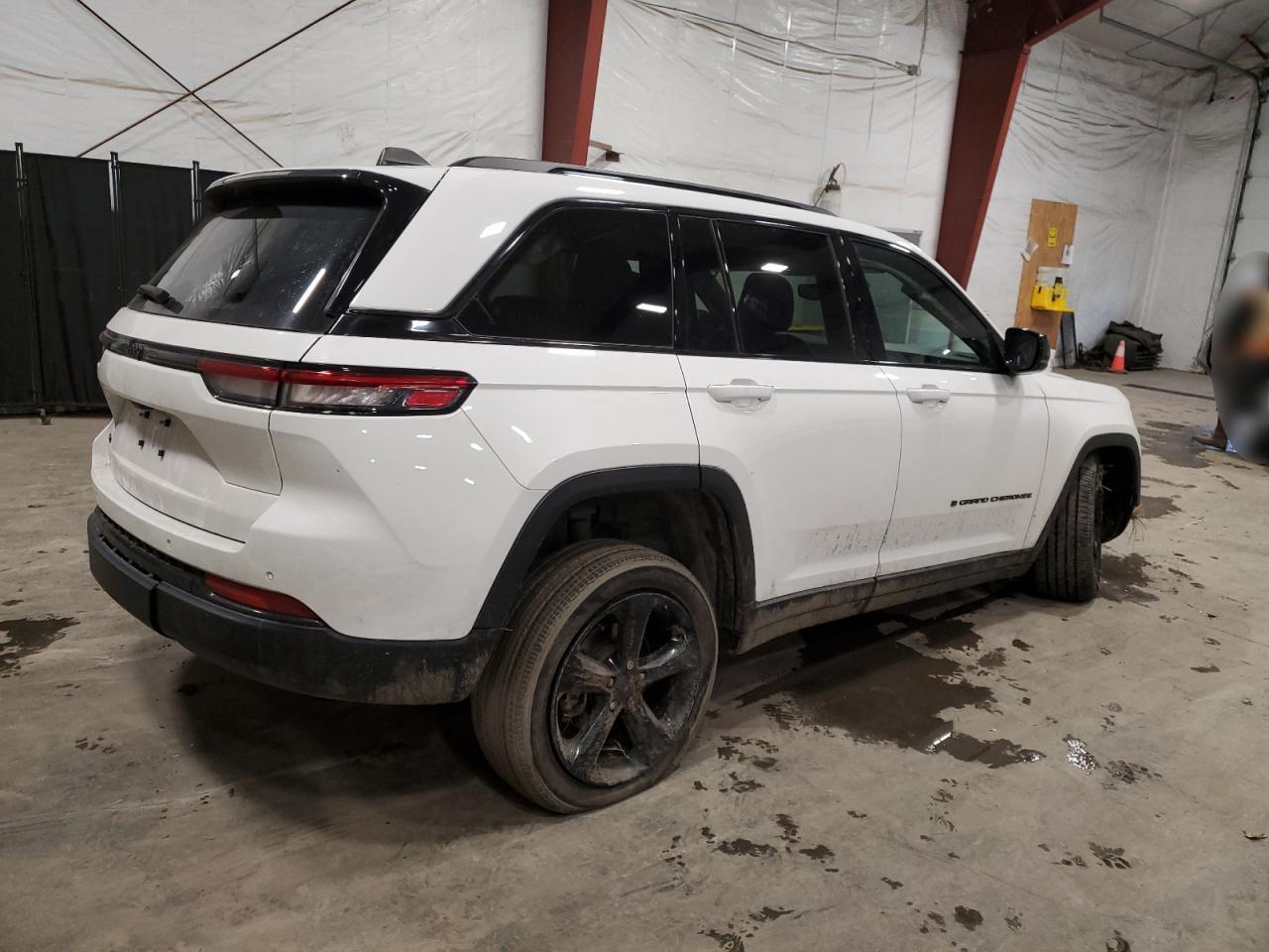 2023 Jeep Grand Cherokee Laredo - Image 3