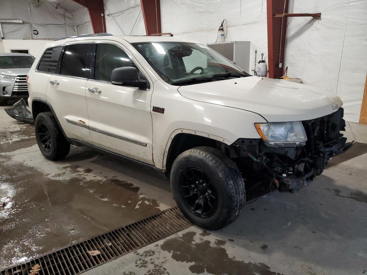 2011 Jeep Grand Cherokee Overland - Image 4