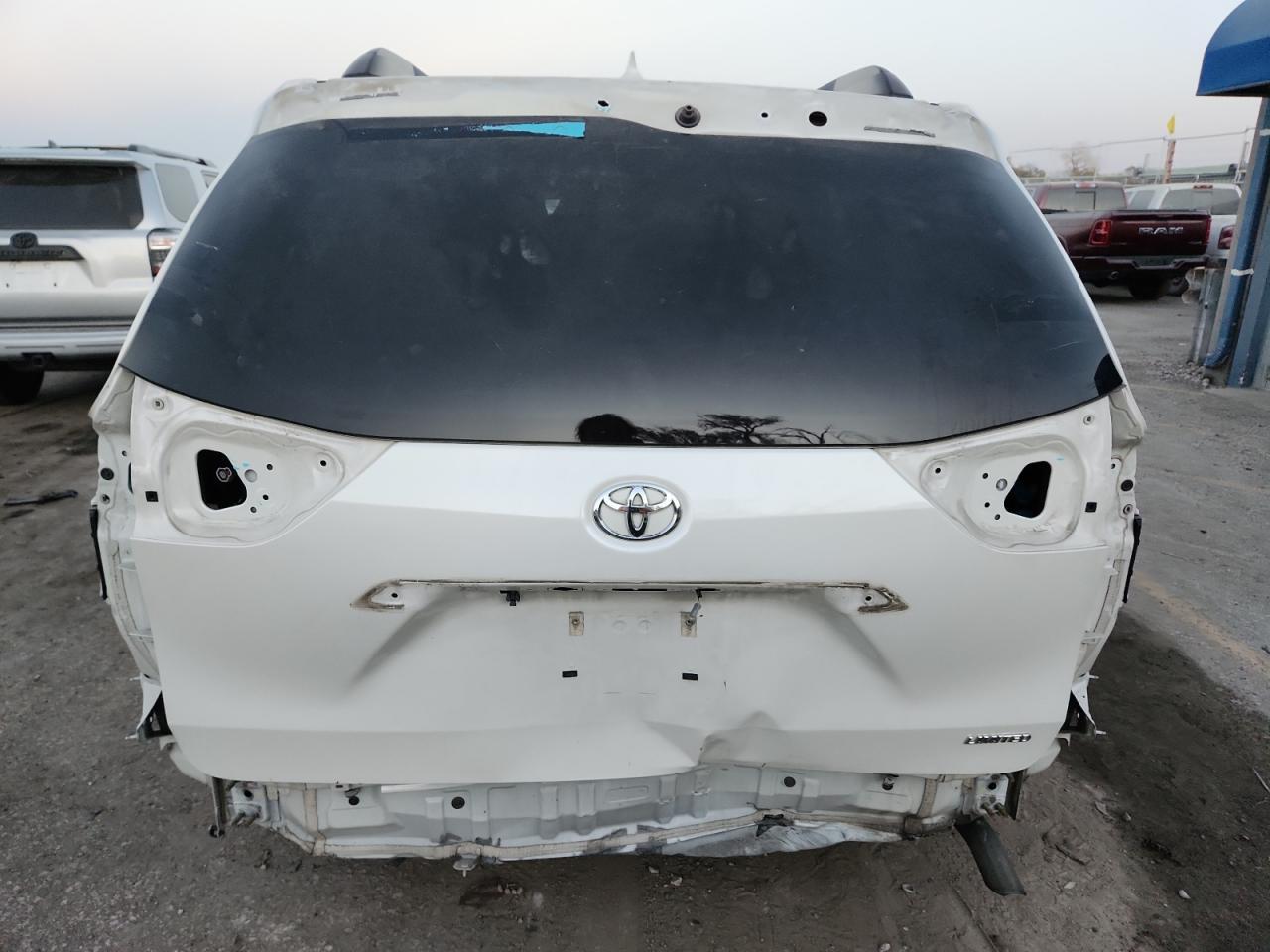 2017 Toyota Sienna Xle - Фото 6