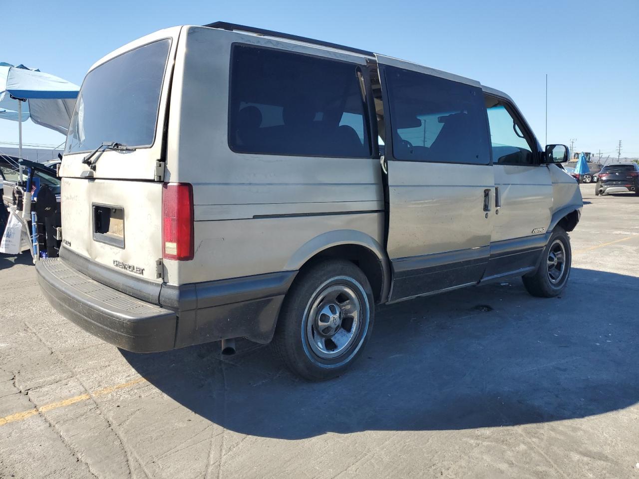 2001 Chevrolet Astro - Фото 3