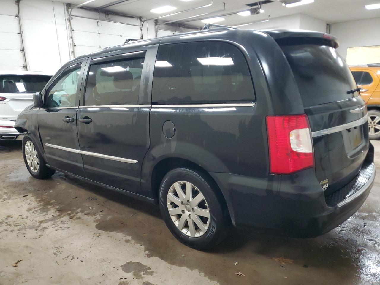 2016 Chrysler Town & Country Touring - Image 2