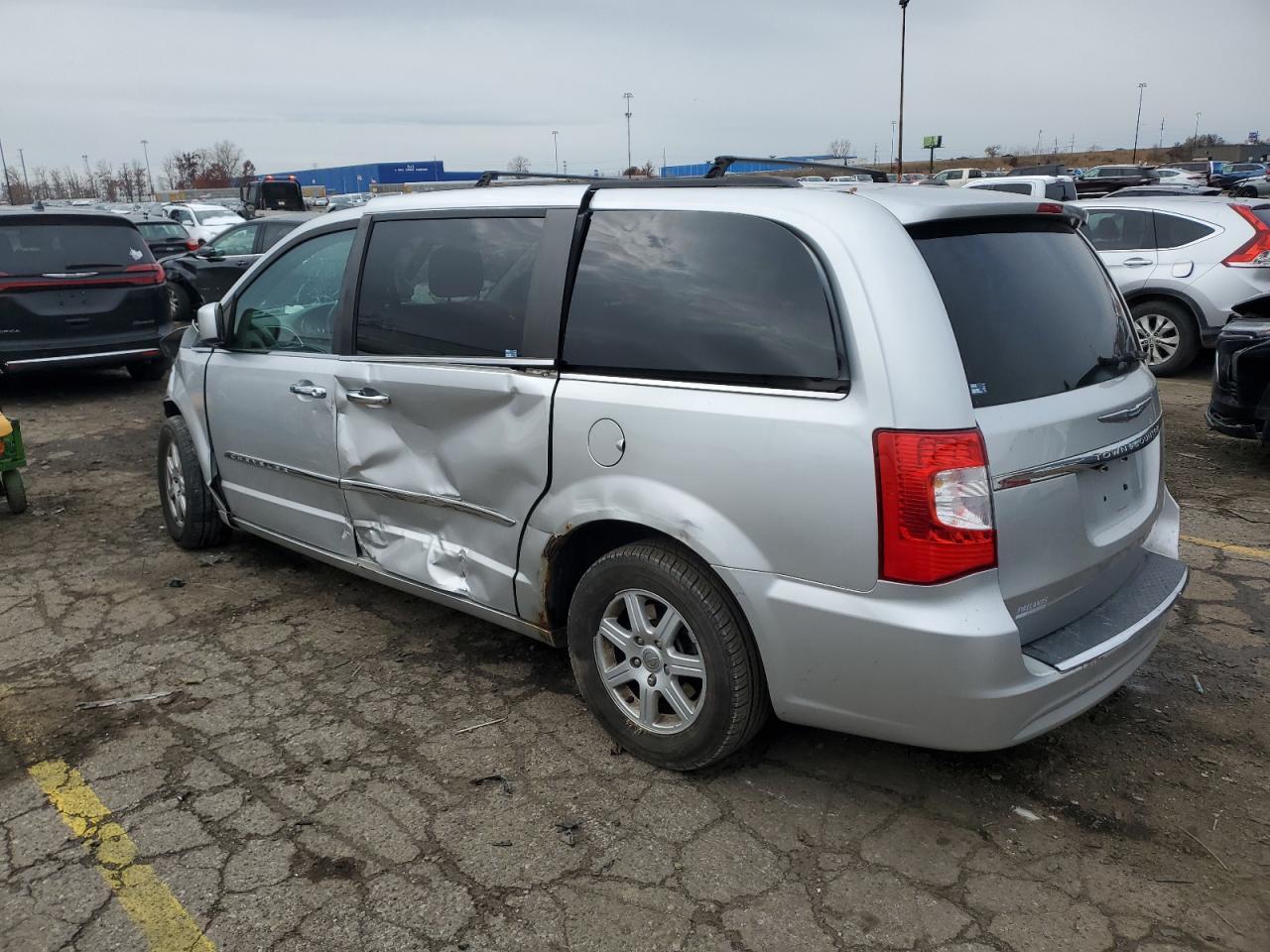 2011 Chrysler Town & Country Touring - Фото 2
