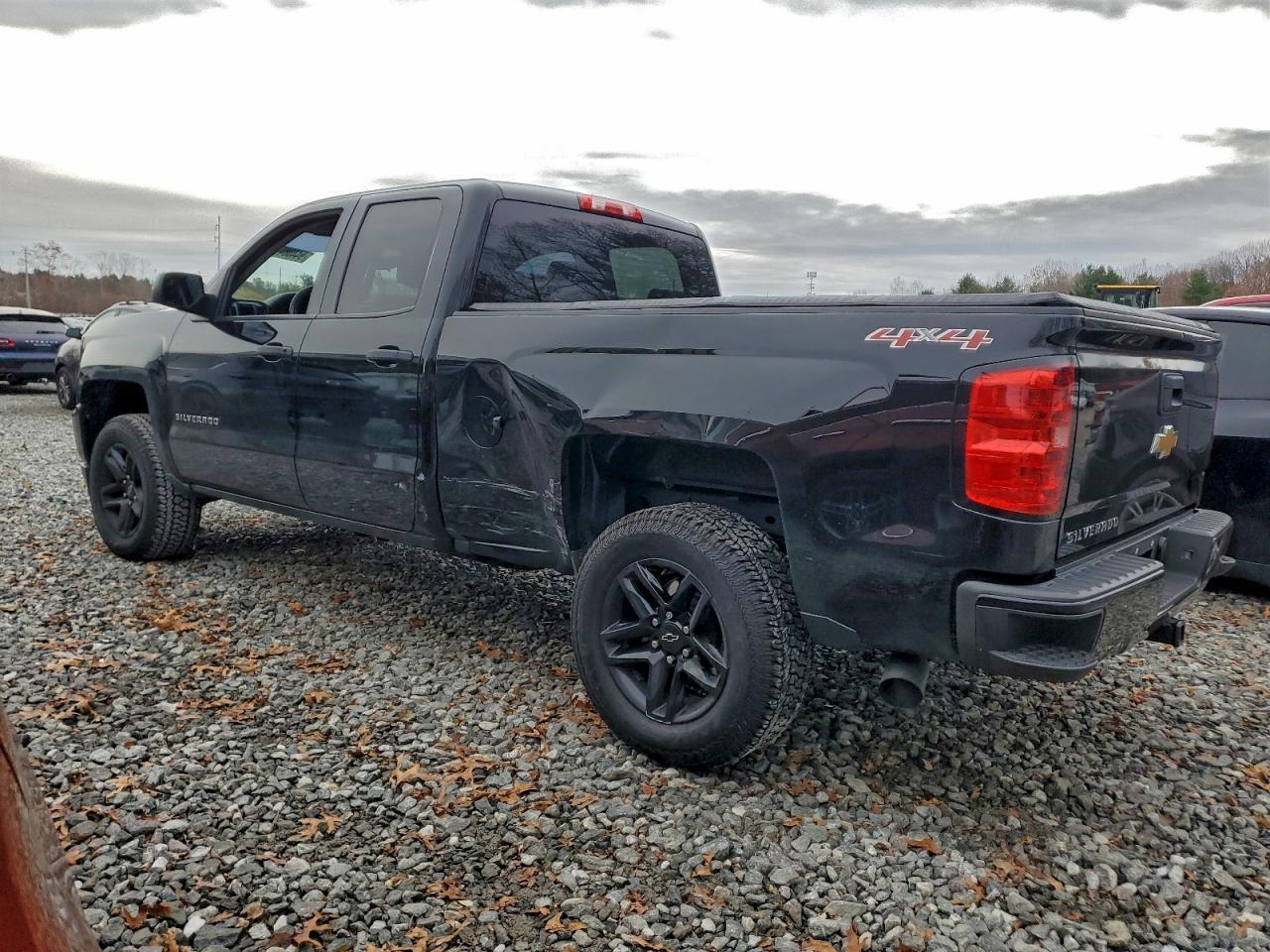 2016 Chevrolet Silverado K1500 Custom - Фото 2