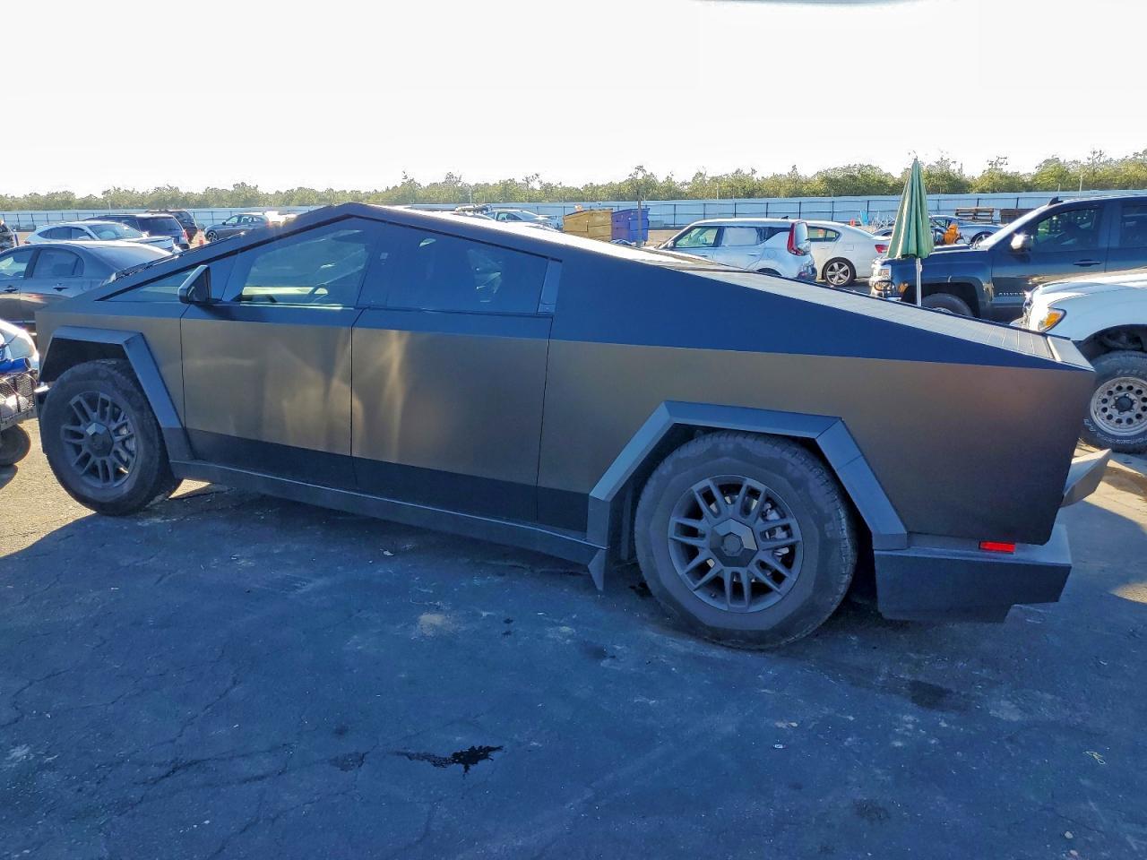 2025 Tesla Cybertruck - Фото 2